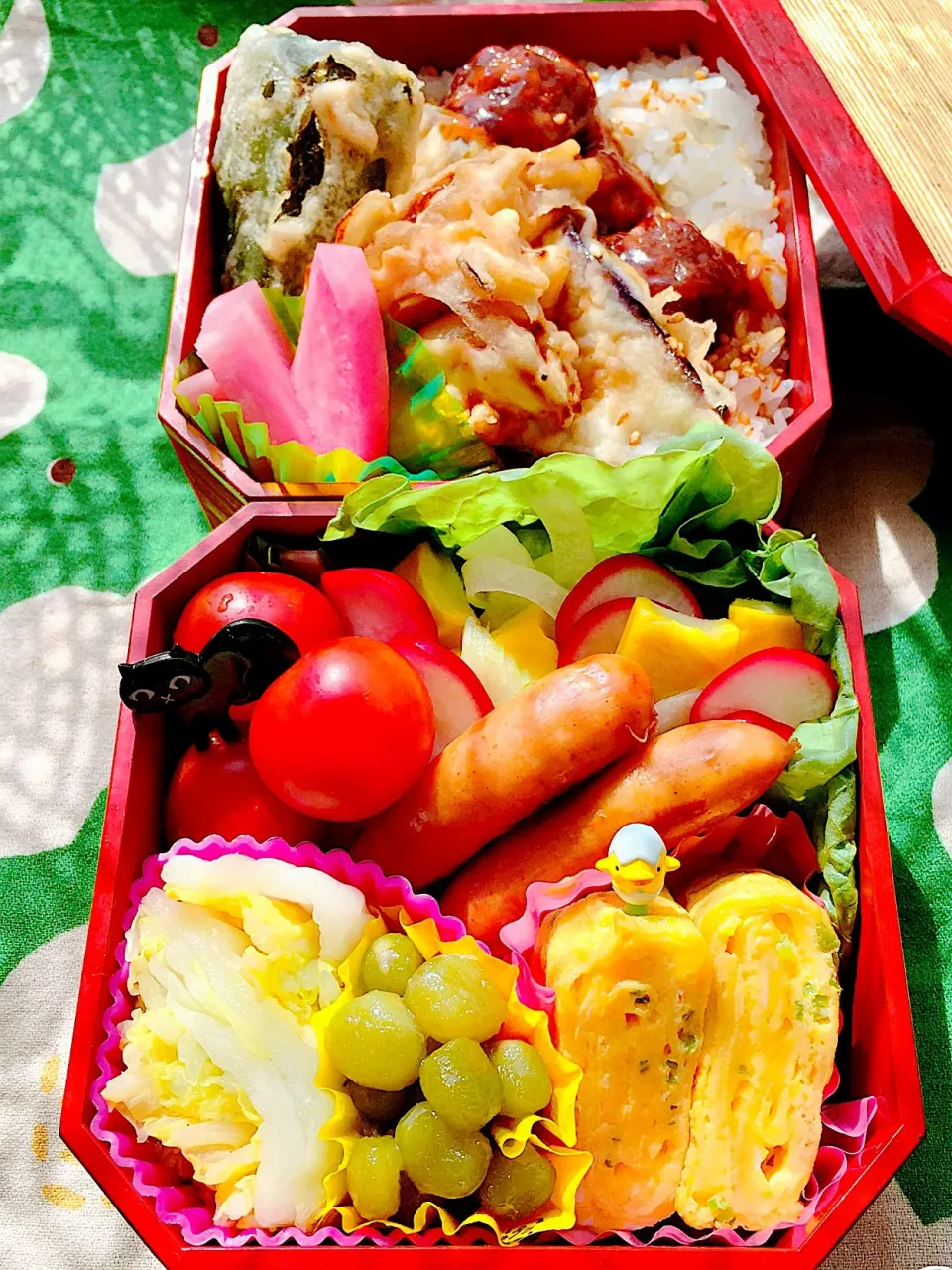 Snapdishの料理写真:#お弁当  #お父さん弁当  #お弁当じまん  #和食弁当 
 #野菜たっぷり #夏野菜の天ぷら  #白菜漬け 
 #肉団子の甘酢あんかけ #野菜サラダ  
#葱入りの玉子焼き #うぐいす豆|Blueberry🫐さん