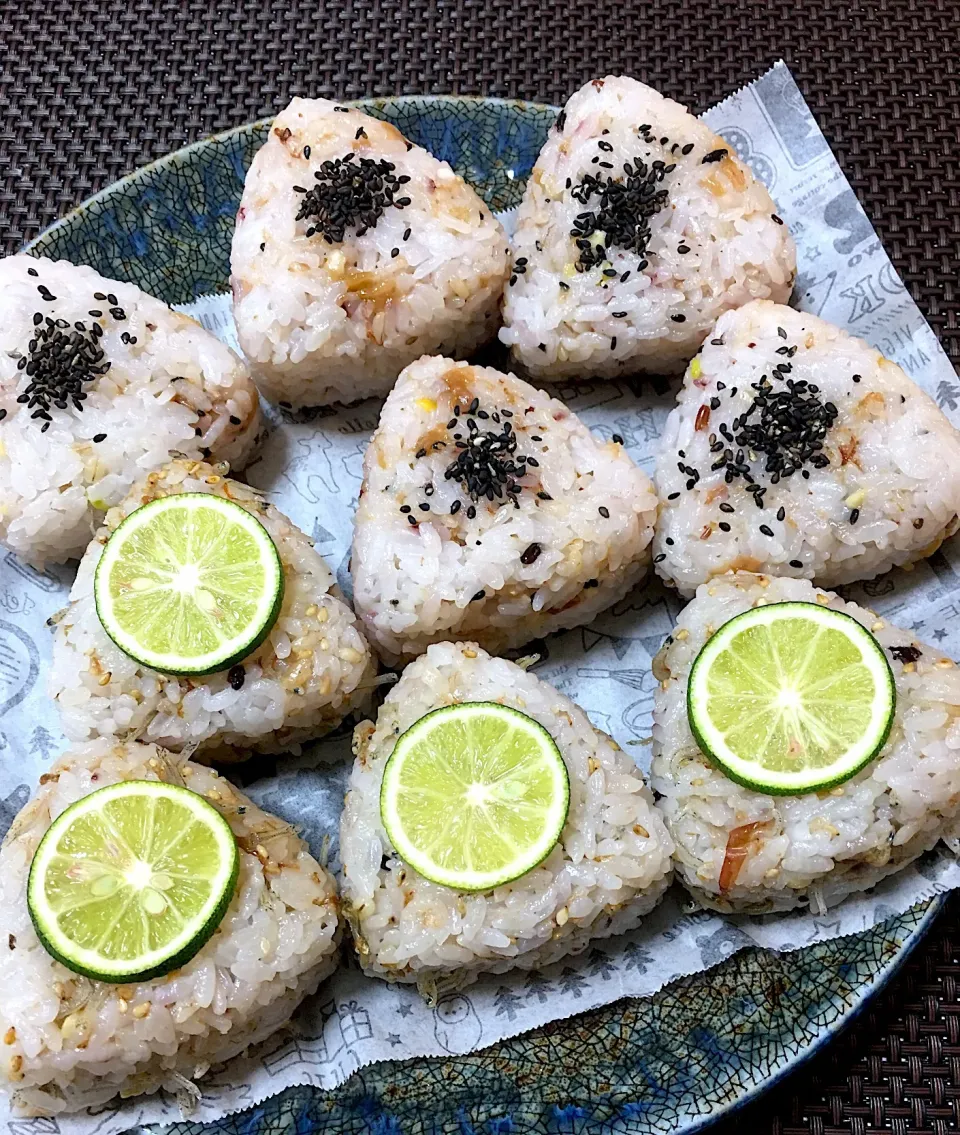 30雑穀入り😋 梅おかか &すだちちりめんおかか のおにぎり🍙|kiusoudaiさん