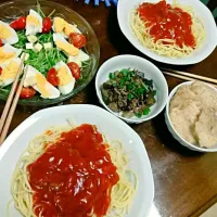 Snapdishの料理写真:ミートソーススパゲティ＆豆苗サラダ|らいさん