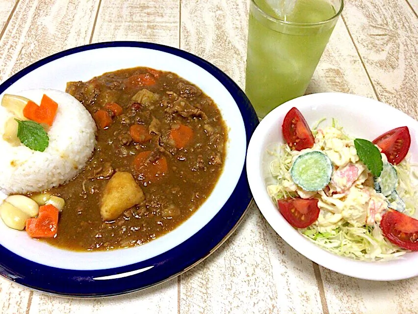 今日の男飯(｡-_-｡)お昼バージョン！
豚ひき肉も入ったカレー🍛自作らっきょと人参❤️&ポテサラ🎶|ひーちゃんさん