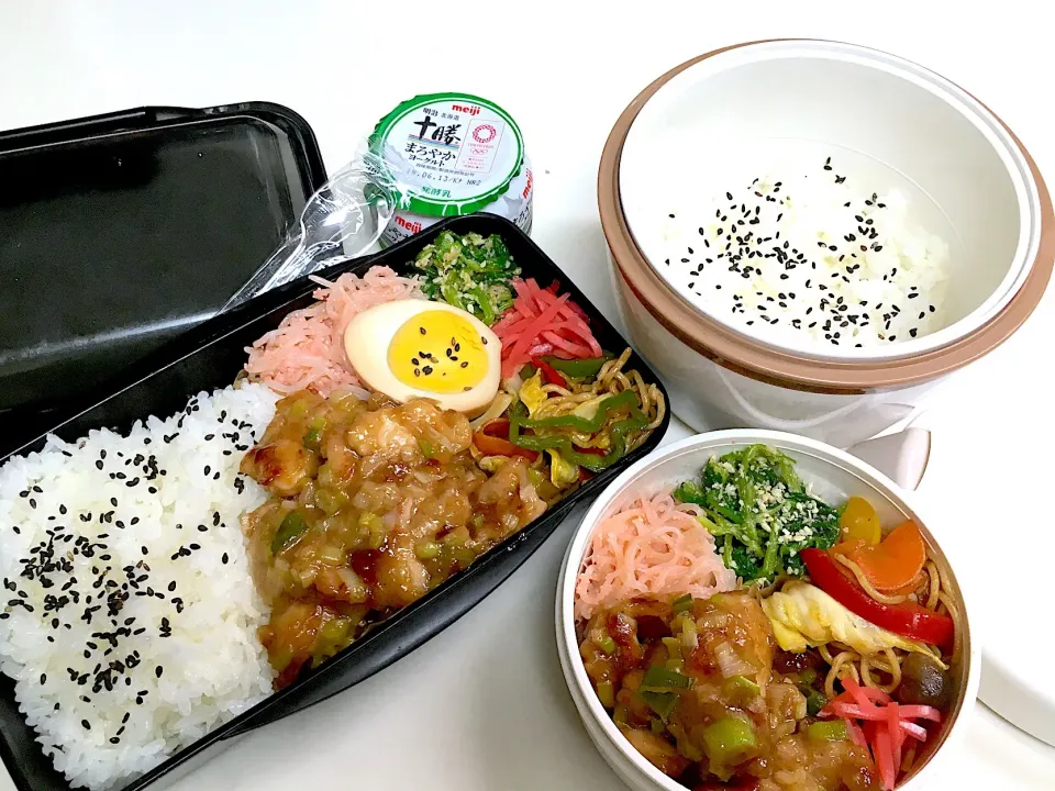 Snapdishの料理写真:専門2年にぃちゃん丼弁&高3はる坊弁18✿
葱塩チキン・くっつかない焼きそば・ほうれん草の胡麻和え・白滝明太バター・豚角煮の煮卵＋YG|まめりんさん