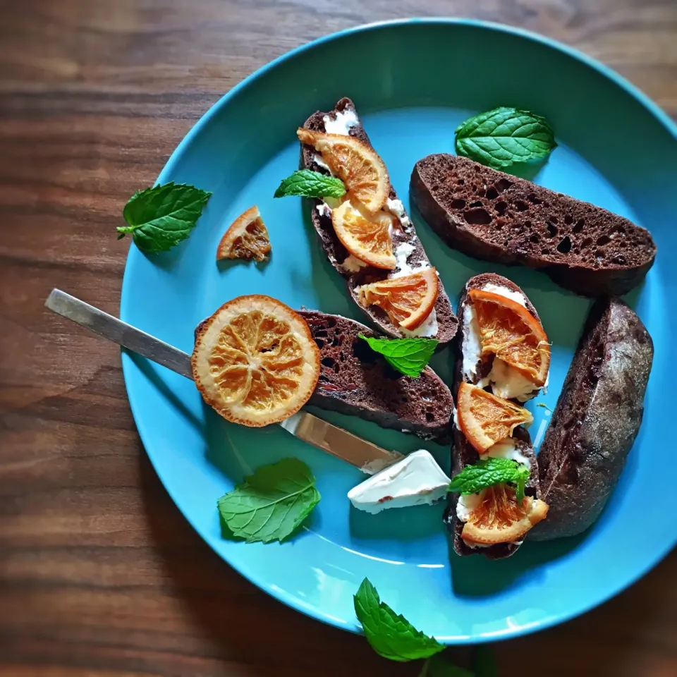 Snapdishの料理写真:チョコレートリュスティックでオープンサンド🍊セミドライオレンジとクリームチーズ|izoomさん