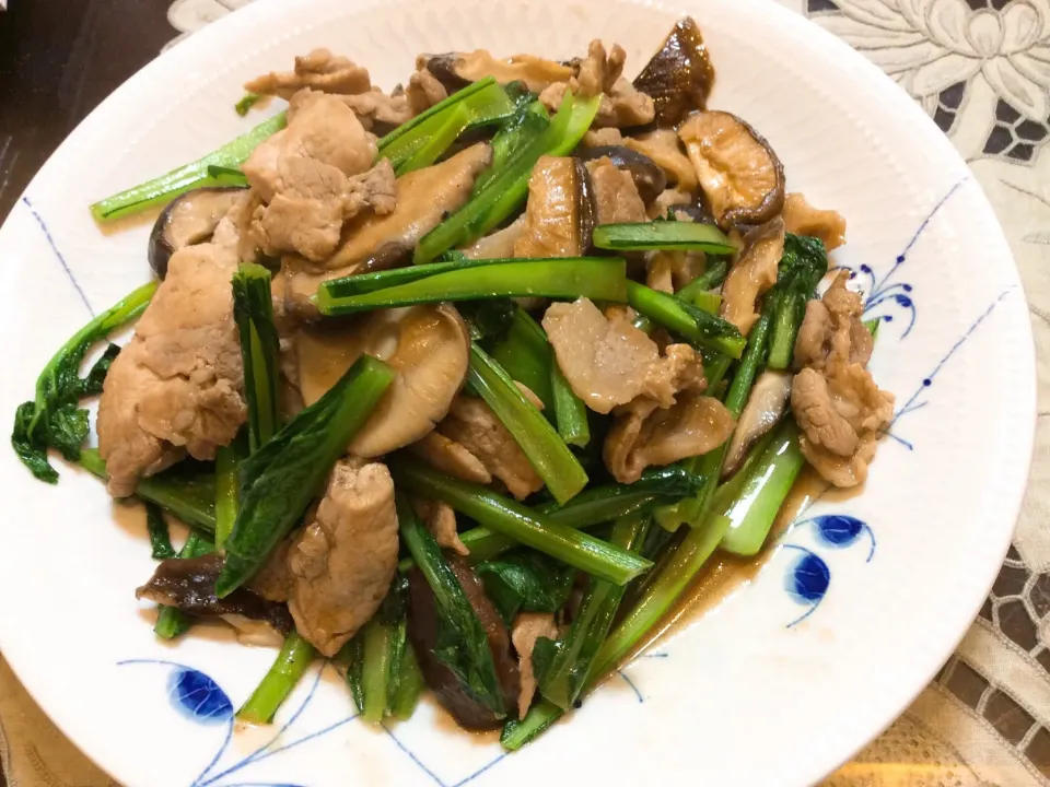 豚バラと小松菜と椎茸炒め😋|アライさんさん