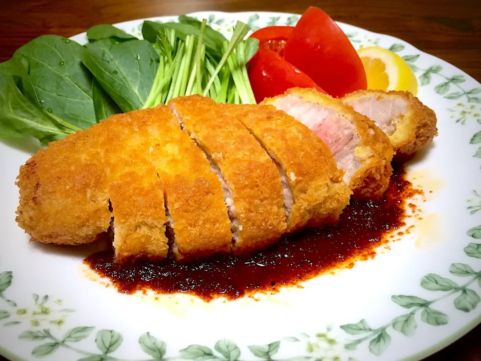 Snapdishの料理写真:国産厚切り豚ロースのコートレット風🥩🌿🍅|ぱぴこ家さん