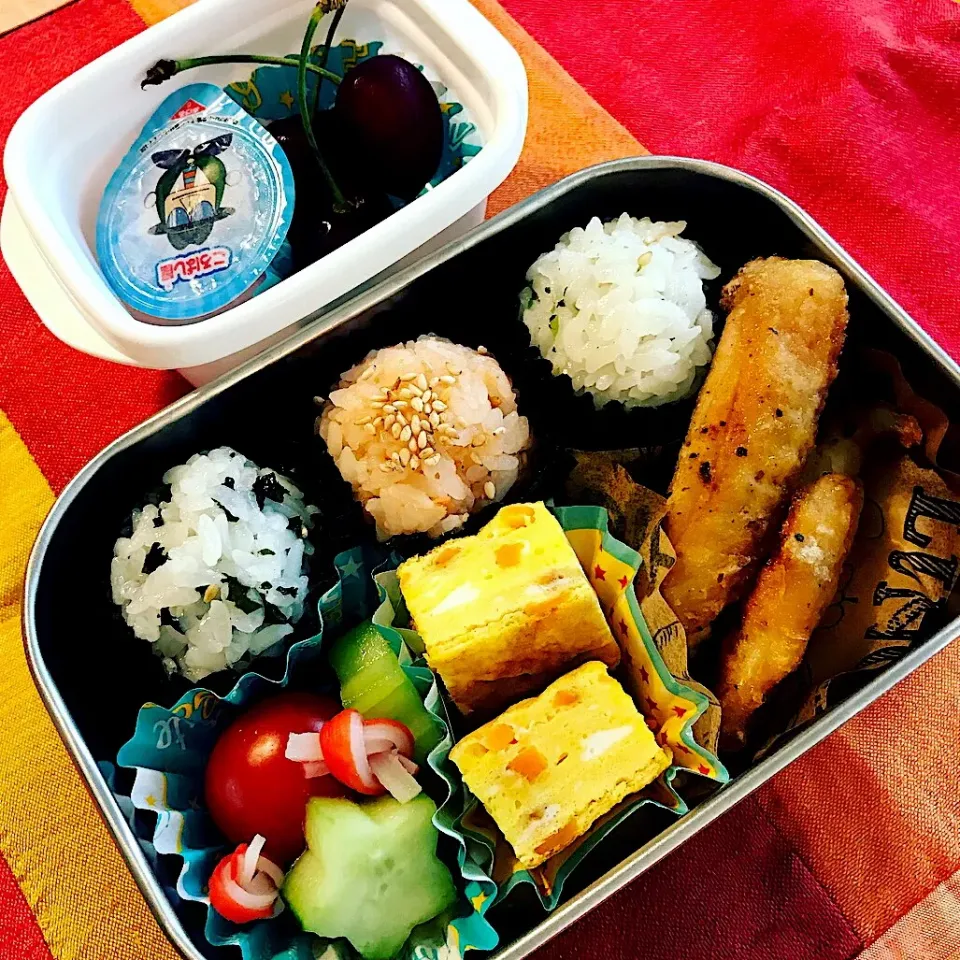 娘の小学校遠足お弁当✨
海苔カップでおにぎり玉🍙|ユミレオさん