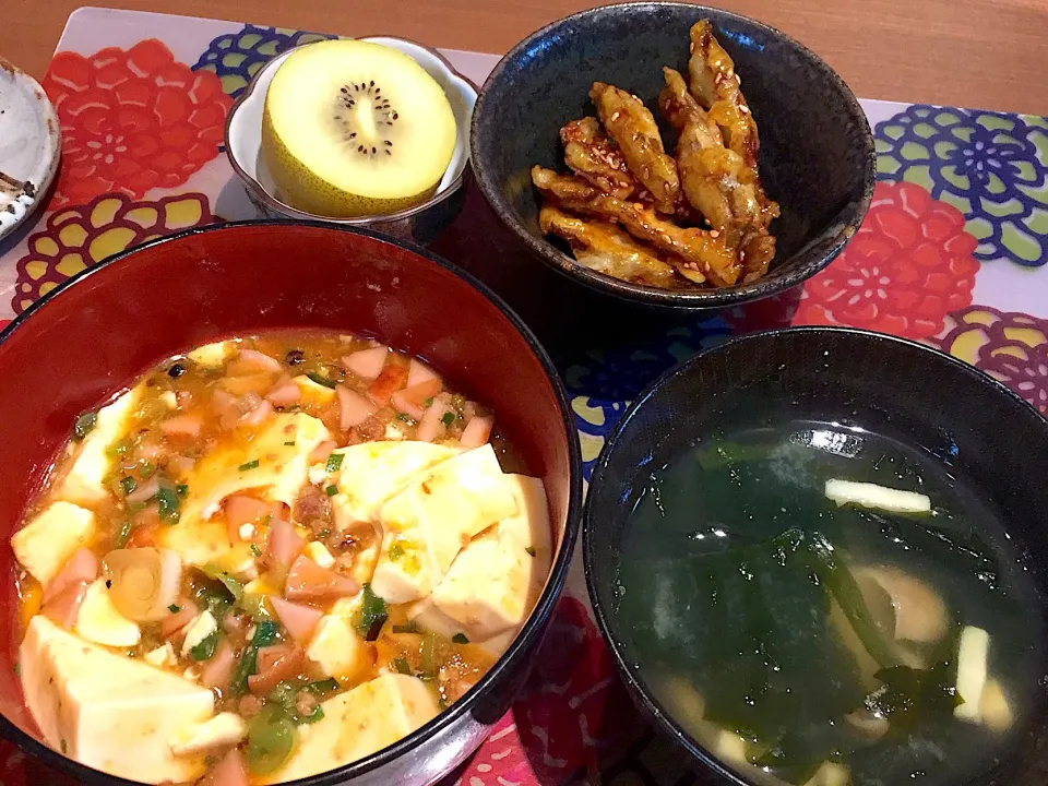 Snapdishの料理写真:晩御飯
麻婆丼、揚げごぼうの甘辛たれ、わかめの味噌汁、キウイ|かよちゃんさん