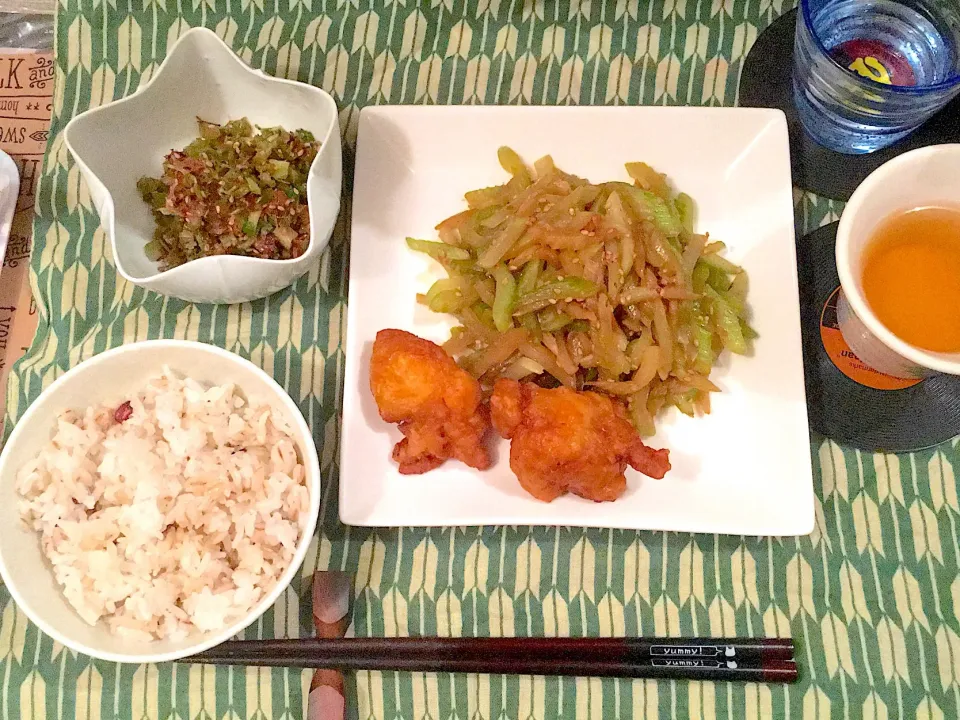 セロリの金平とふりかけ＆唐揚げ🍗
雑穀ごはん 美甘麗茶  
セロリづくし😋|yumyum😋さん