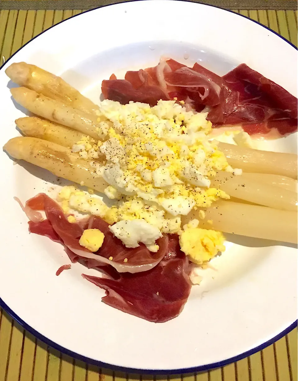 White asparagus, ham and mimosa of eggs|Generaalさん