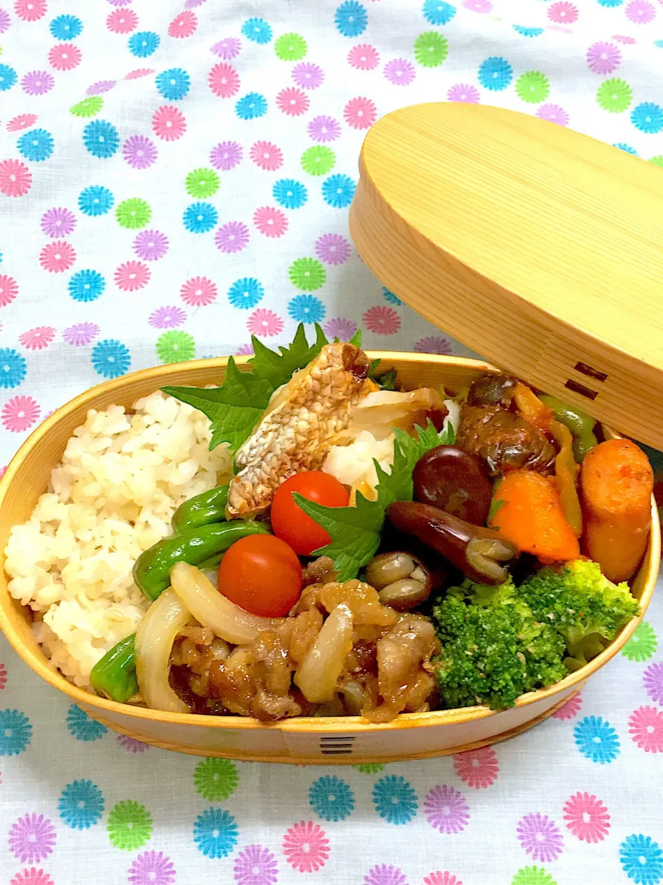 6/8  今日のお弁当🍱
・豚の生姜焼き
・鯛の一夜干し
・赤そら豆の醤油漬け
・ブロッコリーの胡麻酢和え
・野菜のトマト煮|かっぴーさん