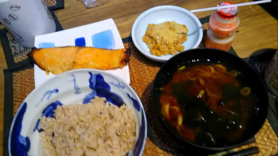 Snapdishの料理写真:鮭の粕漬け＆納豆＆わかめの味噌汁|まぐろさん