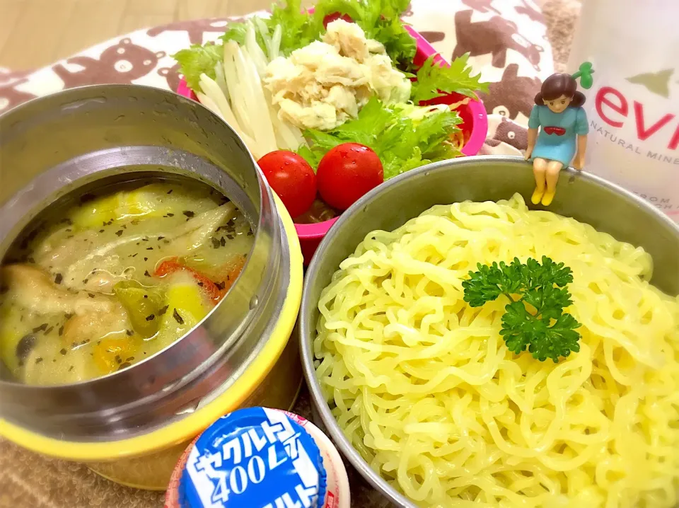 特製グリーンカレーつけ麺🍜、自家製ツナサラダ🥗のワタシお弁当♪

 #弁当  #フチ子 #ダーリン野球の試合⚾️#車麩入りグリーンカレー#たけのこも根曲がり竹使用|桃実さん