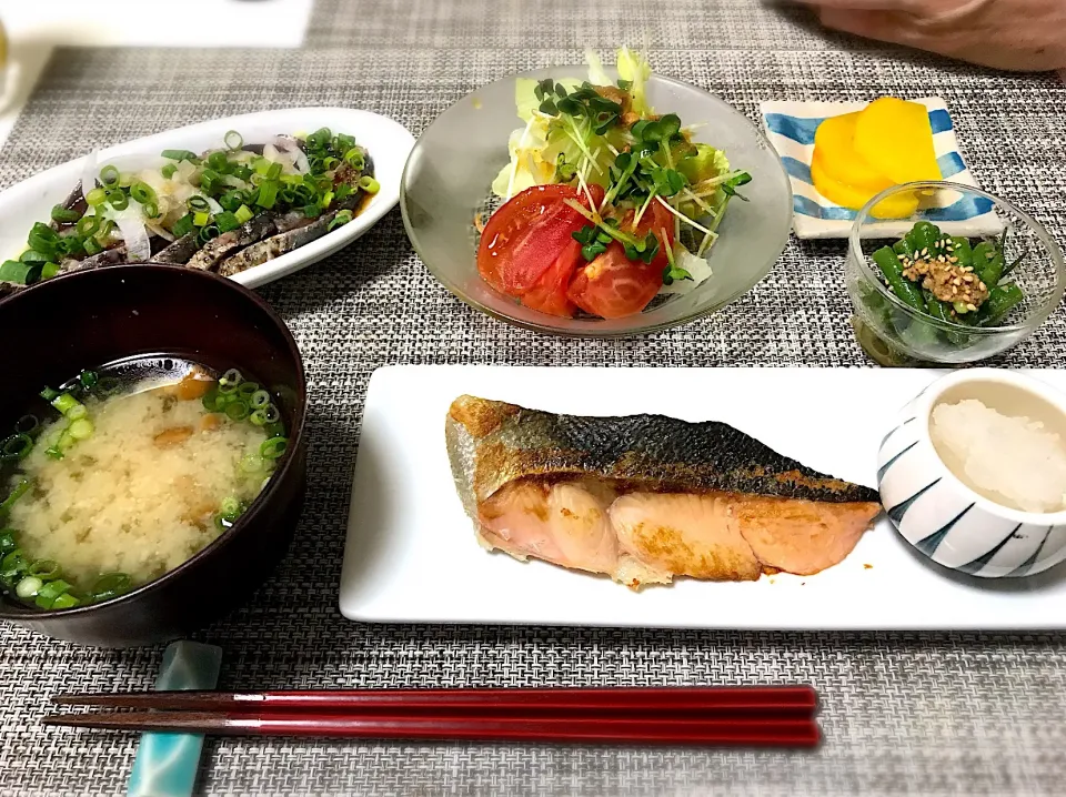 鮭の塩焼き、なめこの味噌汁、お刺身、インゲンの胡麻和え、サラダ。|yukiさん