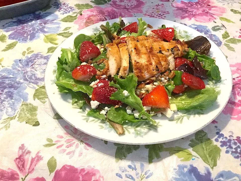 Strawberry feta pecan salad|John Baker Greskiewiczさん