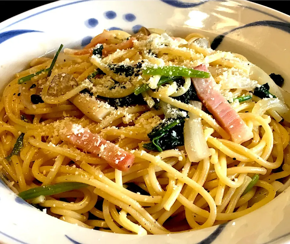 Snapdishの料理写真:ほうれん草&ベーコンのバター醤油パスタ
#ほうれん草 #ベーコン #しめじ
#新玉ねぎ #バター #ヤマサ醤油
#プレミアムしょうゆ
#麺好き男のランチ|mottomoさん