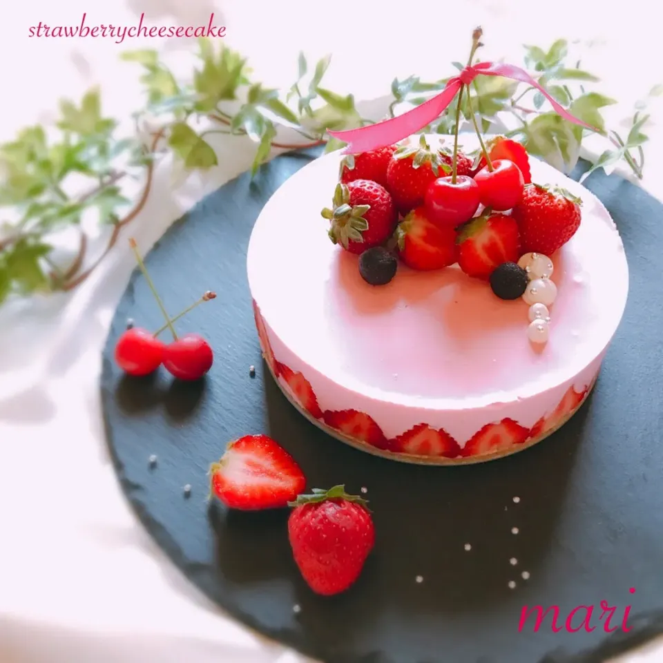 Snapdishの料理写真:ストロベリーチーズケーキ🍓 
 #手作り  #お菓子作り  #手作りおやつ  #手作りスイーツ #ストロベリーチーズケーキ #チーズケーキ|まーり（@mariyuiren）さん