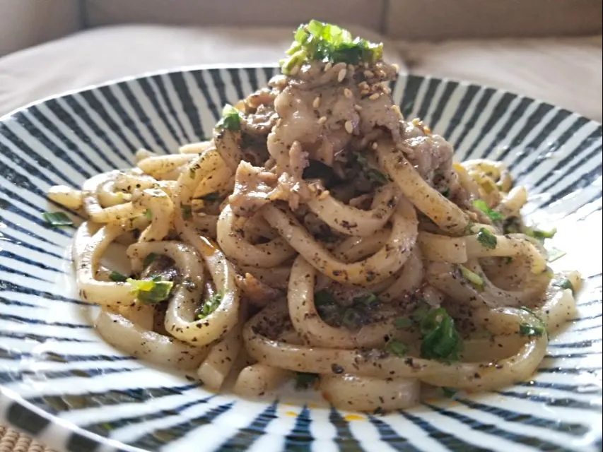 すりゴマとラー油、ネギの焼きうどん|しあるさん