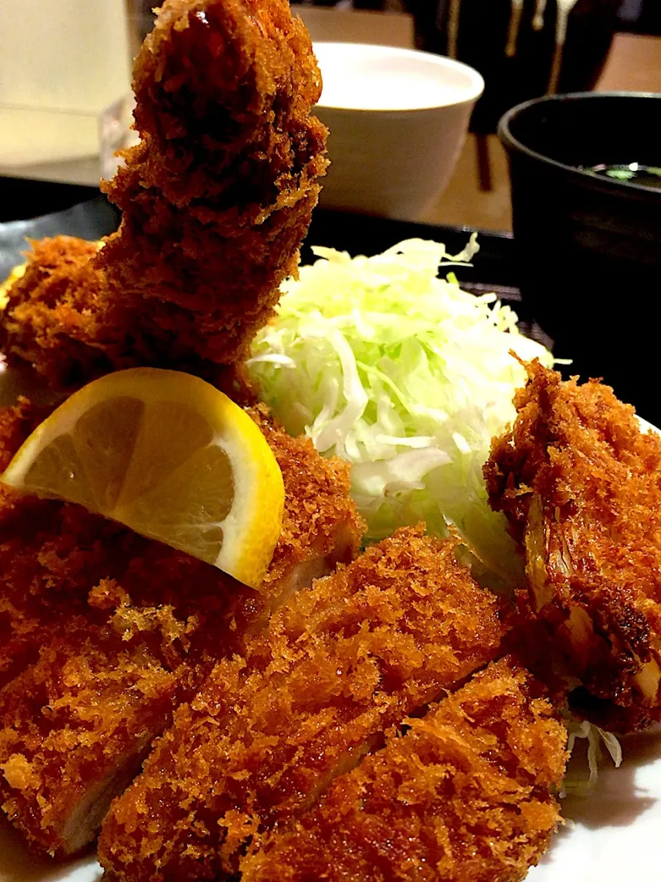 ロースカツ、海老フライ盛合せ定食。|ツンコロさん