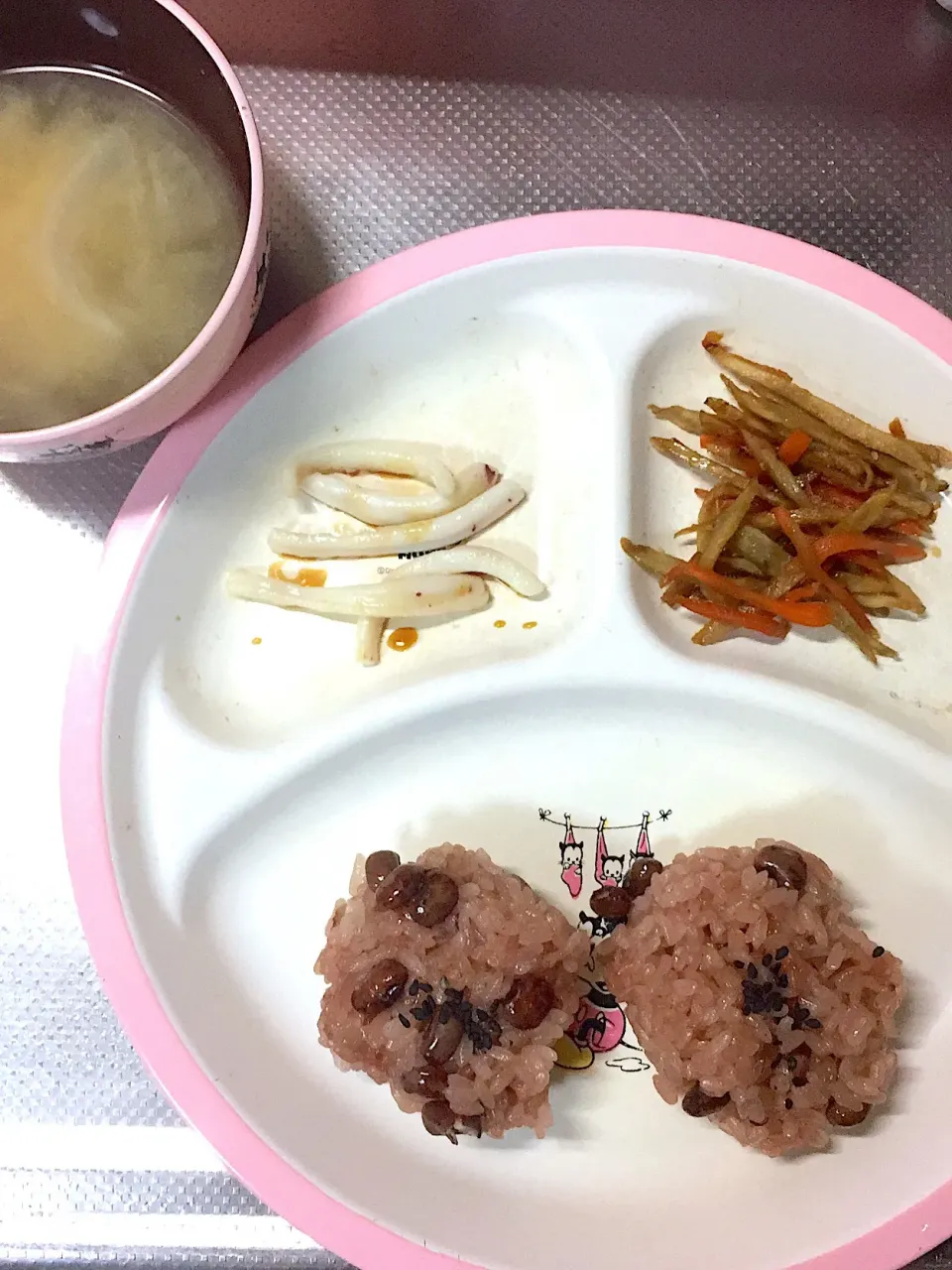 幼児食
・お赤飯
・きんぴらごぼう
・焼きイカ
・玉ねぎのお味噌汁
・ブドウ|ぺろたんさん