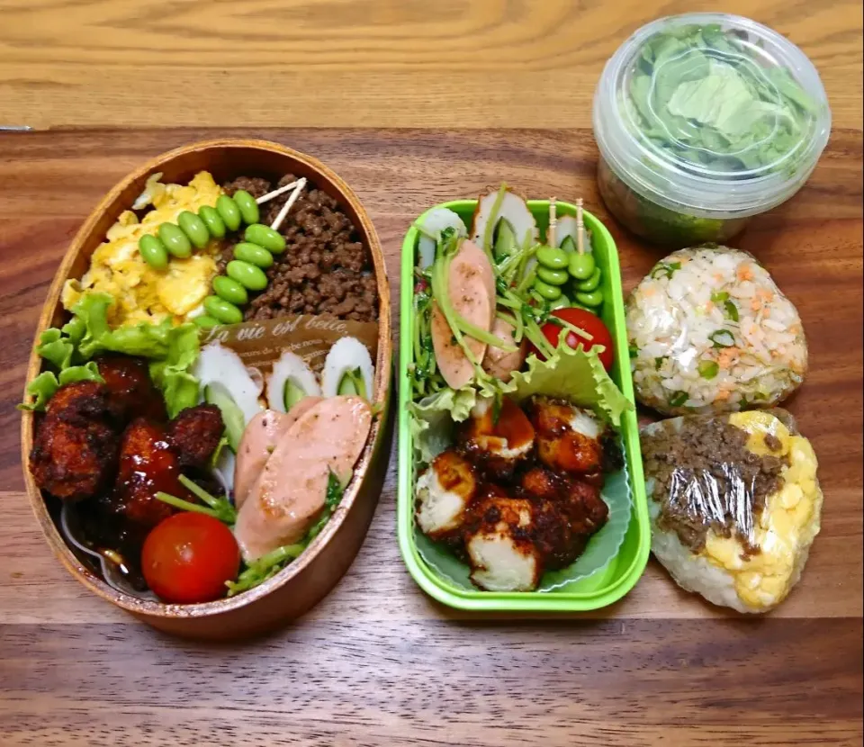 Snapdishの料理写真:『お嬢はんのお弁当はおにぎり弁当 おじゃこと鮭とおネギのおにぎりとそぼろおにぎり』|seri-chanさん