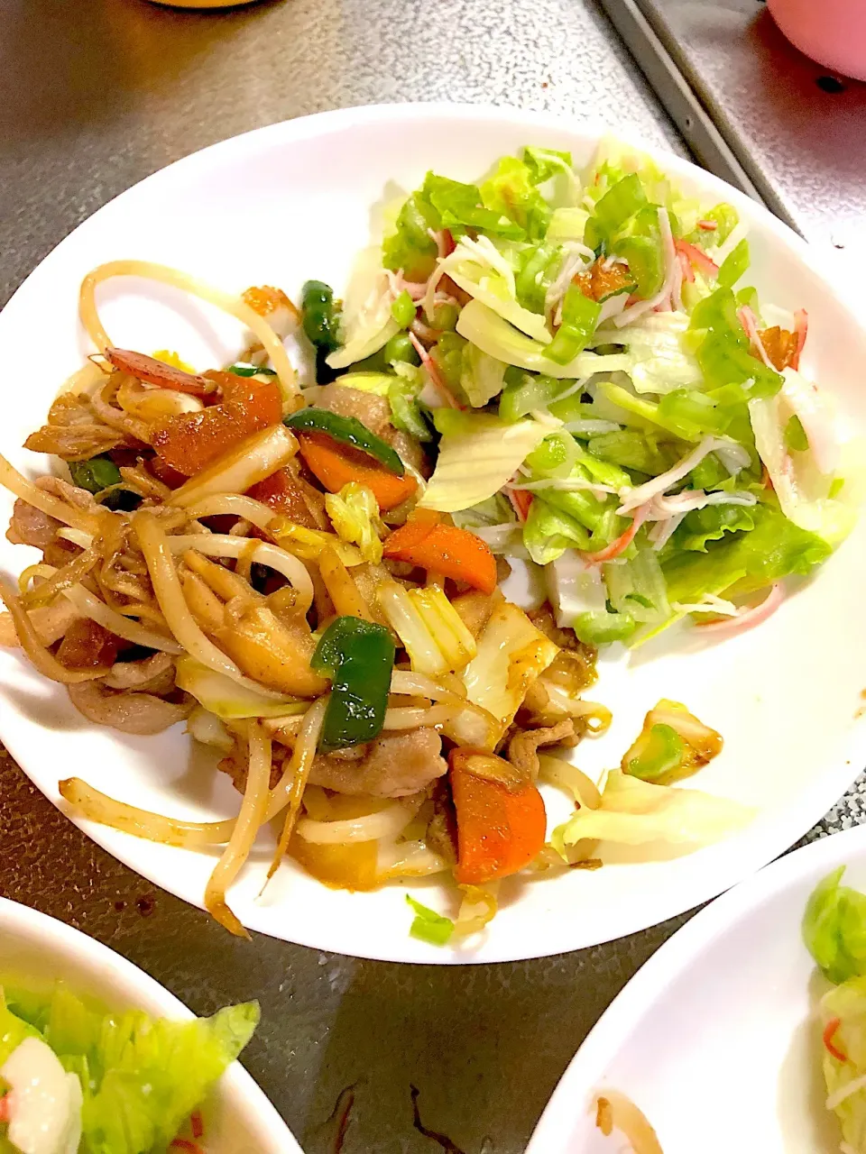 野菜炒めと大根葉のサラダ|たびもかさん