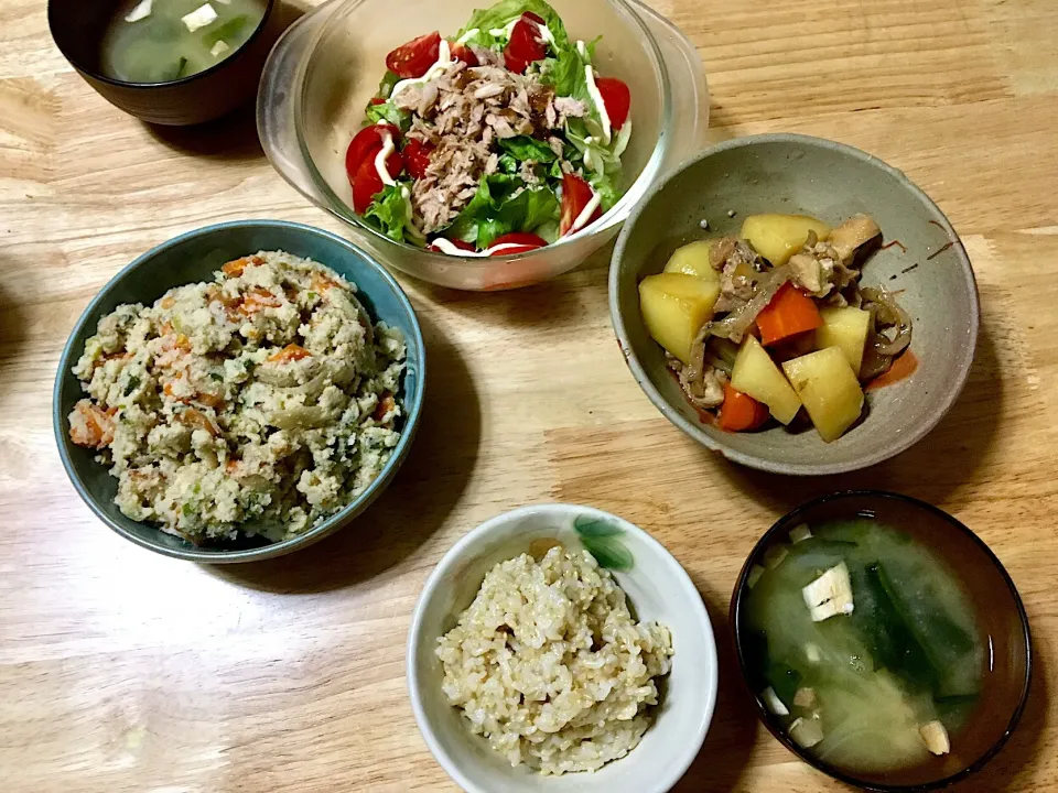 鶏ジャガ❤️おから煮❤️ツナサラダ❤️エリンギとほうれん草のお味噌汁❤️玄米ご飯🍚で6/8の晩ご飯(=´∇｀=)|さくたえさん