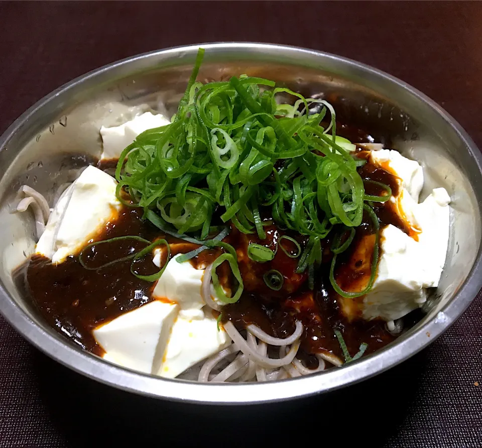 宿ぐらしの晩ごはん⭐️⭐️🔆
麻婆豆腐蕎麦😏
四川式麻婆豆腐用＋絹ごし豆腐＋千切りキャベツ＋ネギon蕎麦|ぽんたさん