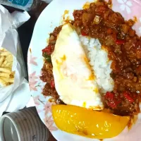 Snapdishの料理写真:半熟卵のせキーマカレー、フライドポテト|らいさん