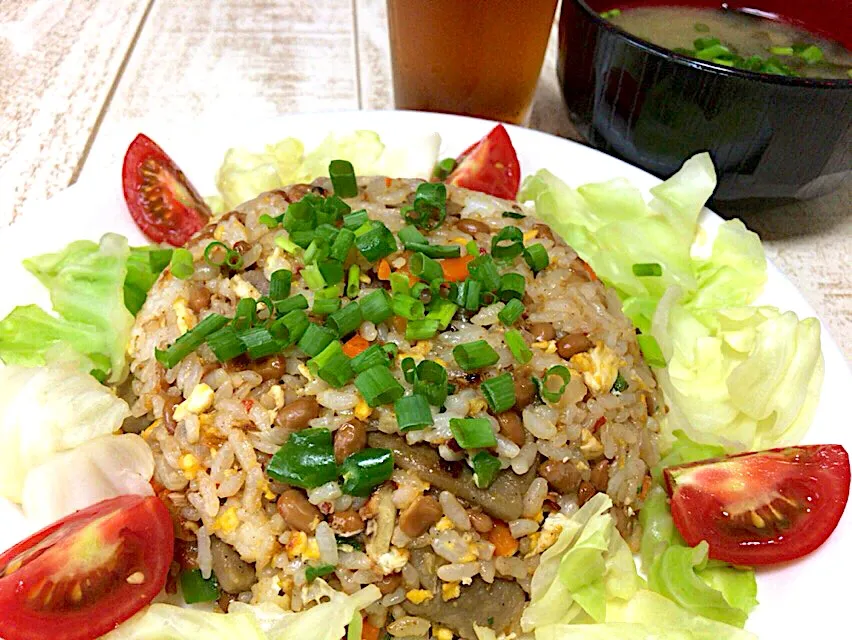 今日のお昼🎶暑いからニンニクたっぷり納豆チャーハン&黒はんぺん味噌汁🎶|ひーちゃんさん