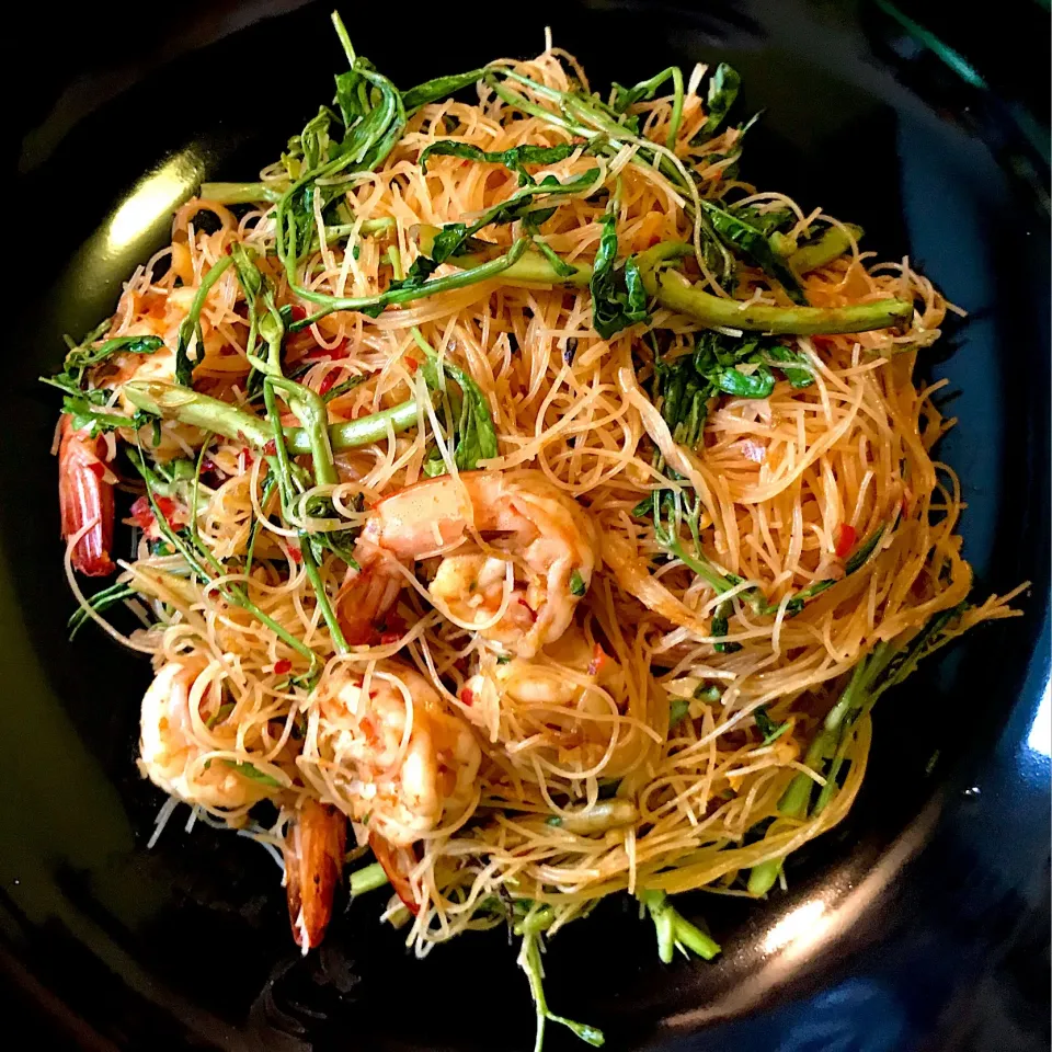 Stir-fried Noodle with Water Mimosa and Shrimp|Panaddaさん