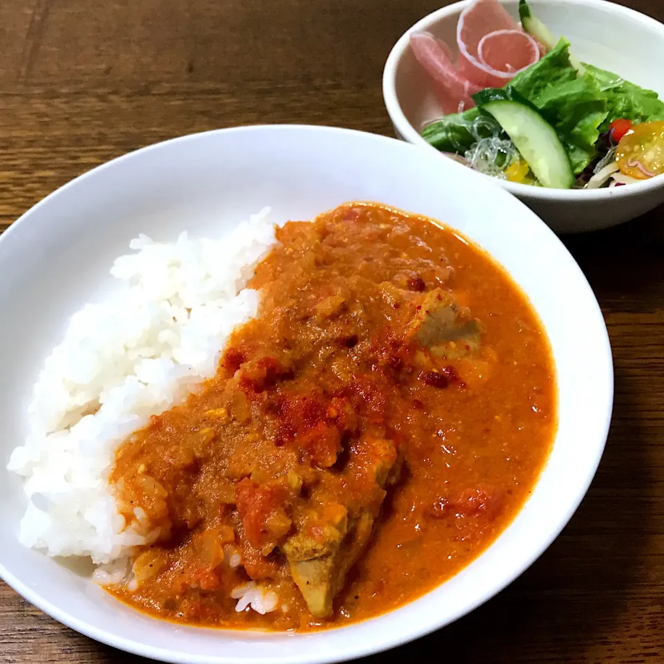 #バターチキンカレー 
 #野菜サラダ|まきさん