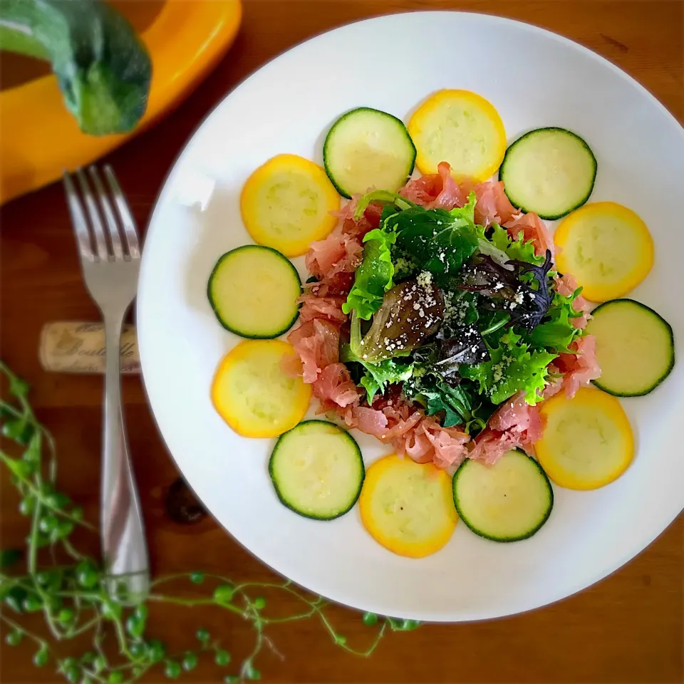 とっても簡単 葉野菜とズッキーニと生ハムのサラダ🥗|呑兵衛料理家 おねこさん