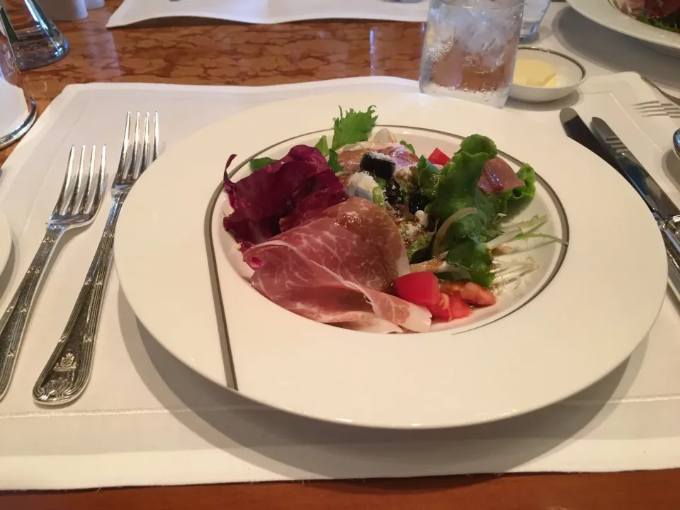 生ハム入りサラダ🥗
ペニンシュラ東京で豪華ランチ|フージさん