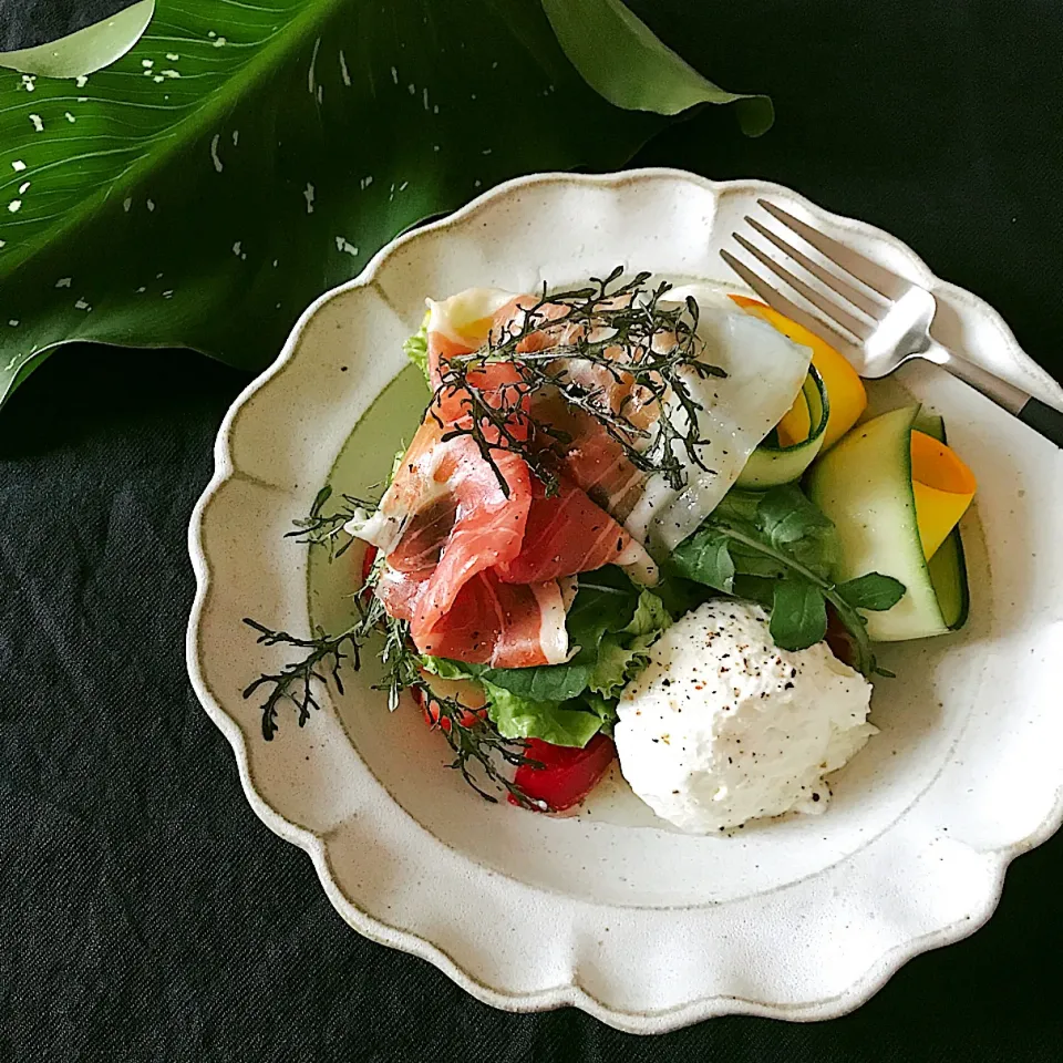 生ハムとフレッシュチーズのサラダ イチゴとトマトも潜ませて|〜かもねぎポン酢食堂〜TOMOEさん