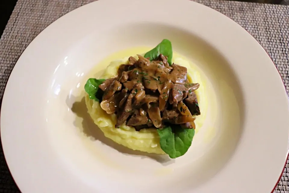 Beef stroganoff with mushed potatoes|Arisaさん