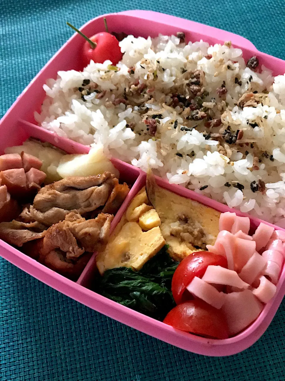 今日のお弁当🍱
豚の生姜焼き

午後から
雨が降ってきそう☔️

傘忘れずに
持って出かけてね

今日も一日
頑張って
いってらっしゃい👋😊|mokoさん