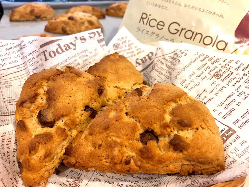 Snapdishの料理写真:ボリュームも食感もアップ🙌ライスグラノーラとチョコのスコーン🥐|ハマちゃんさん