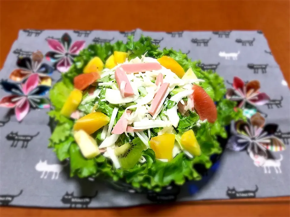 Snapdishの料理写真:新玉ねぎとソーセージのサラダ🥗フルーツ添え(^_^*)|バシュランさん