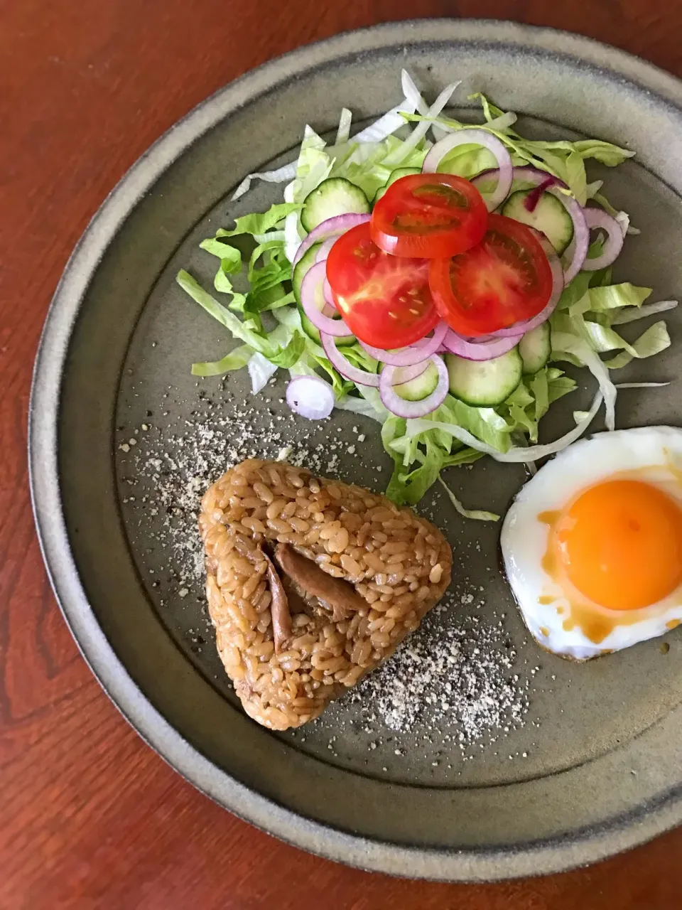 プレミアムしょうゆで仕上げるポルチーニおにぎり🍙でワンプレート朝食|アッチさん