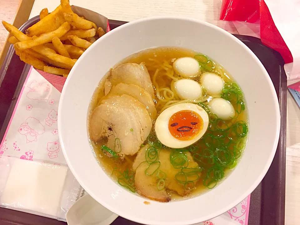 ピューロランド たまご大量発生！チャーシュー麺1000円とフライドポテト280円|hanakoさん