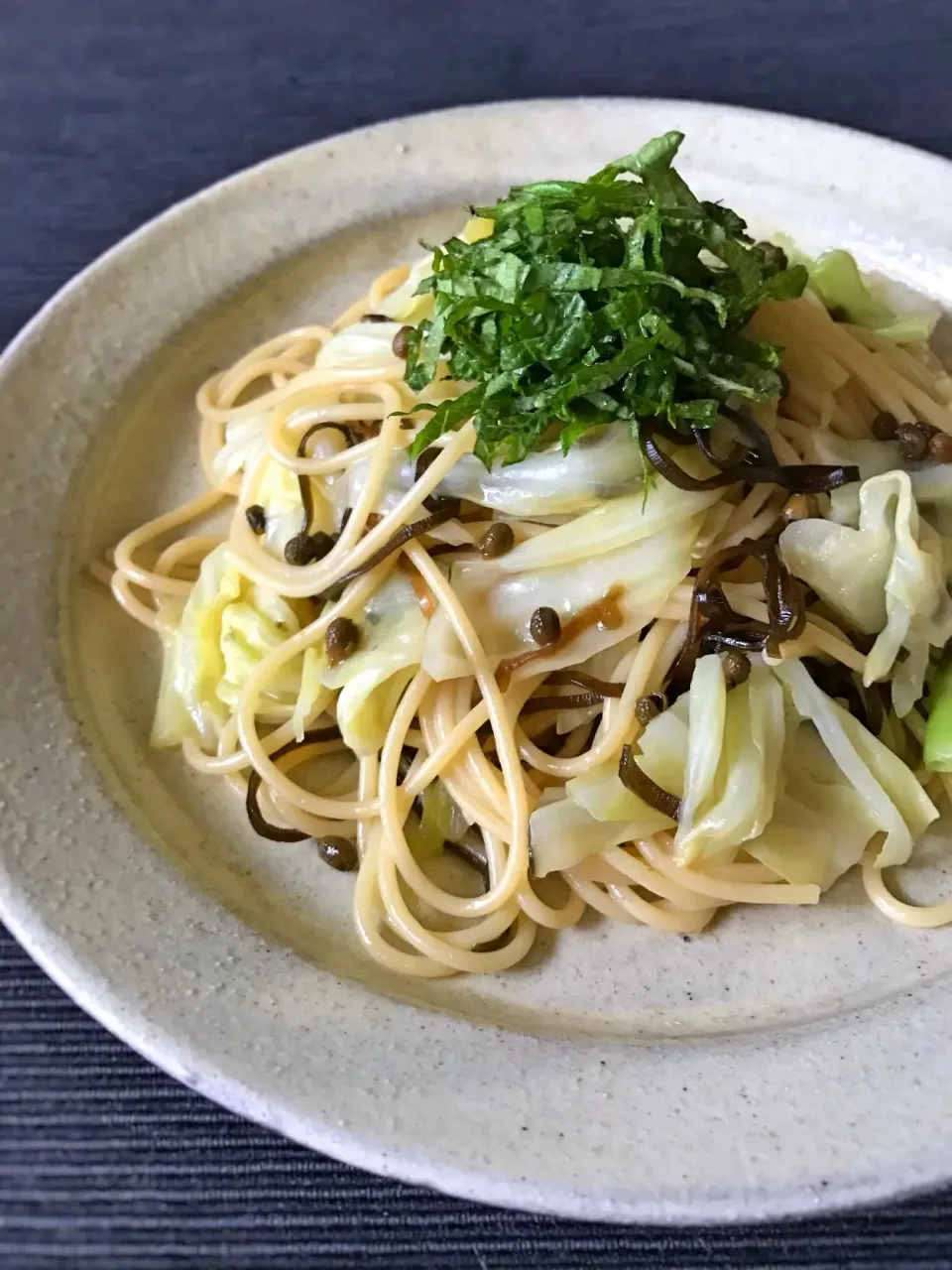 Snapdishの料理写真:塩昆布とキャベツのパスタ🍝実山椒の洋風佃煮を加えて|アッチさん