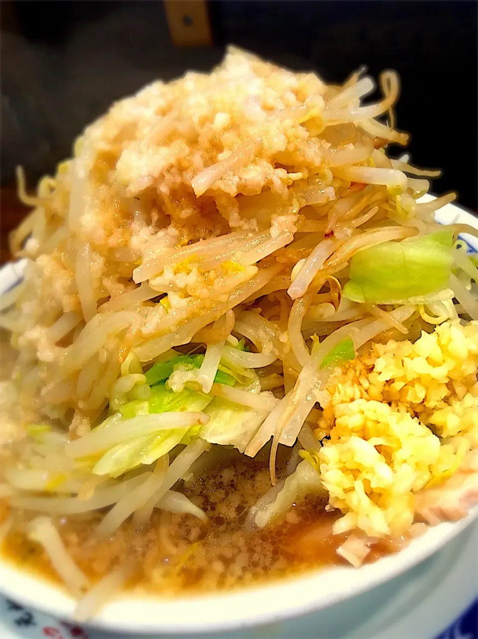 またやってしまった…。美味しかったから良しとしよう。麺少なめ。野菜、ニンニク、脂増し。中野。|あじしおさん