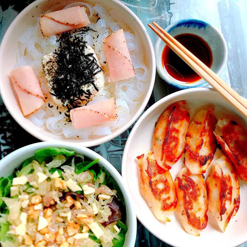 日曜の昼ごはん♪餃子🥟、冷奴、サラダ🥗|キノコ🍄さん