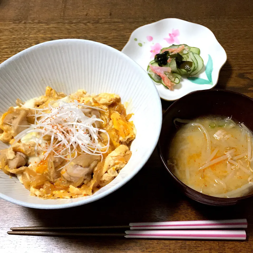 #親子丼 
 #きゅうりとわかめの酢の物 
 #もやしのピリ辛味噌スープ|まきさん