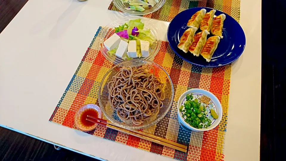 今日の夕食 蕎麦、餃子、豆腐サラダ|pinknari🐰🌈さん