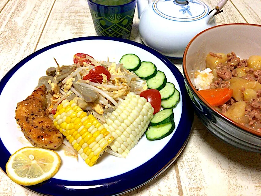 Snapdishの料理写真:今日の男飯(｡-_-｡)肉じゃが丼&黒はんぺんとモヤシ炒め&ホワイトコーンVSゆめのコーン🌽|ひーちゃんさん