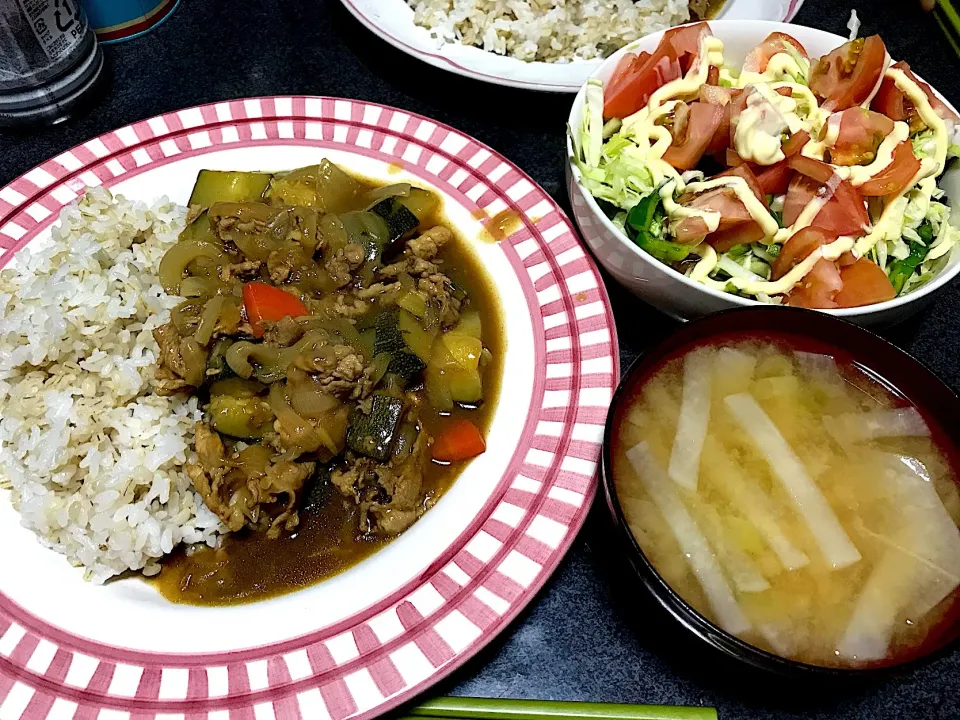 Snapdishの料理写真:もち麦飯ズッキーニ肉野菜だっぷりカレーライス、塩昆布トマトセロリキャベツサラダ、大根ネギ味噌汁|ms903さん