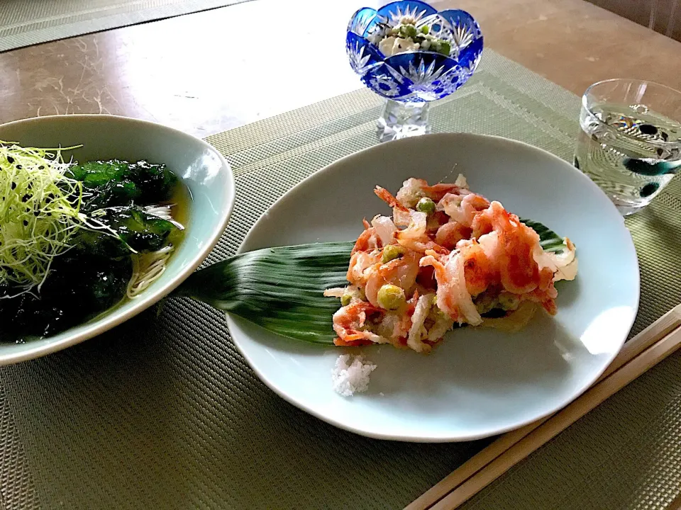 黄昏 酒肴セット
釜揚げ桜海老と新玉ねぎ、ウスイエンドウのかき揚げ
アスパラとクリームチーズの灘和え
白龍そうめんのアオサジュレがけ|Kaori Shimizuさん