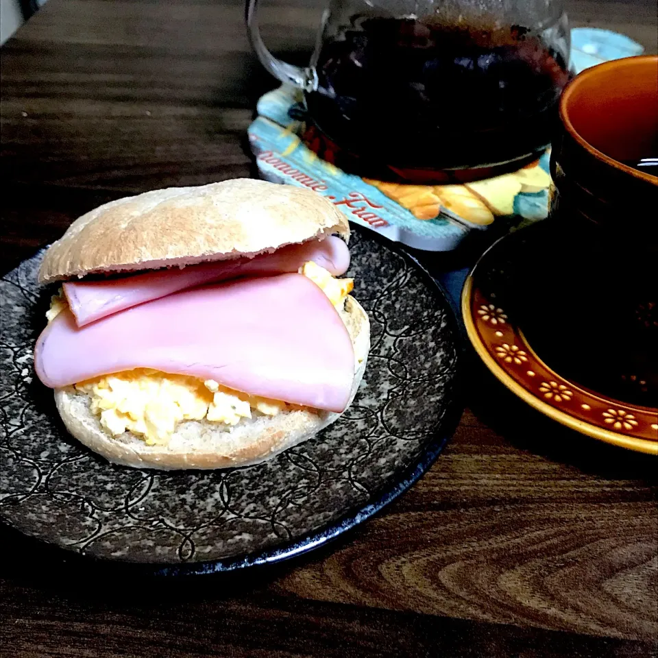 朝ごはん〜ハムたまごサンドとコーヒー|perfuさん