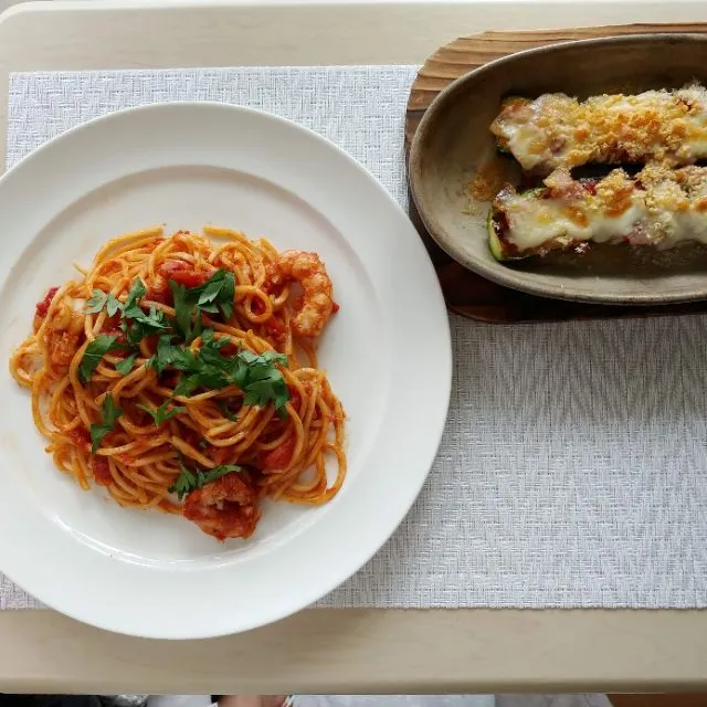 Snapdishの料理写真:赤海老のトマトソースパスタとズッキーニとチーズのオープン焼き|ゆかりキッチンさん