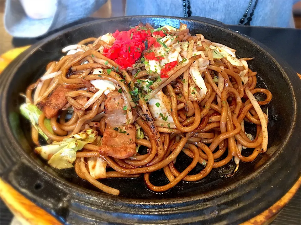 ソース焼きそば(並) 〜 王道の味。昼は太麺がデフォです。|リフルシャッフルさん